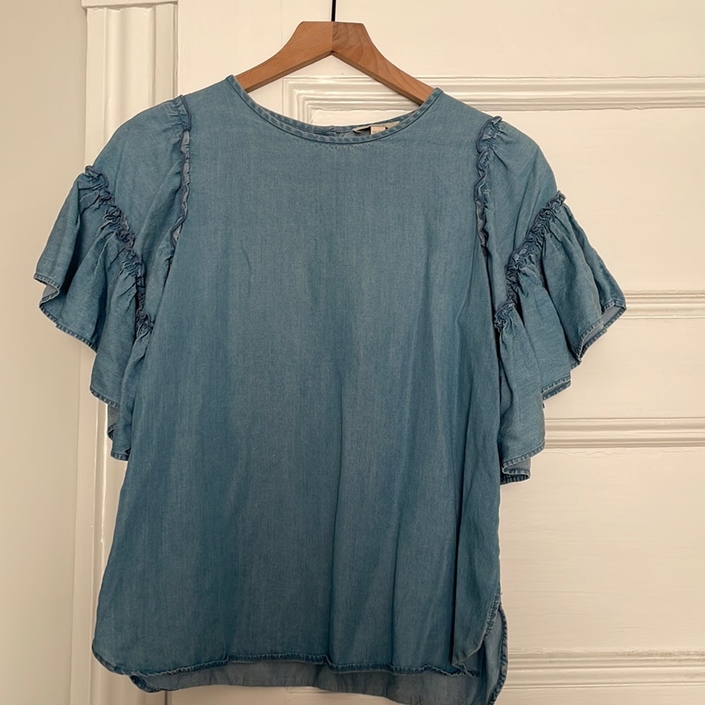 Loft outlet chambray ruffle top. Cute little buttons on the back!